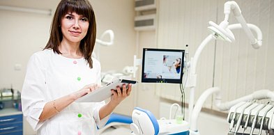 Nowoczesna stomatologia – jak rozwój technologii zmienia gabinety dentystyczne