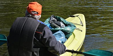 Spłyną 7 kilometrów Gwdą, sprzątając brzegi rzeki