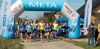 Pobiegli 10 kilometrów asfaltem i polnymi drogami