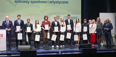 Maturzyści pożegnali rok szkolny. Starosta wręczył stypendia