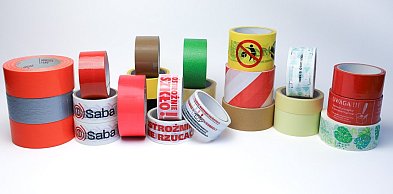 Taśmy samoprzylepne w przemyśle — jak dobrać rozwiązanie do konkretnej branży?