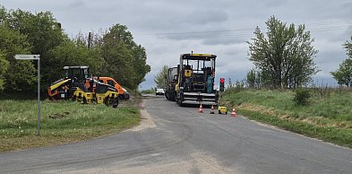 Rozkładarka masy bitumicznej wyjechała na drogi powiatowe