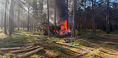 Ogień w lesie. Zapalił się forwarder