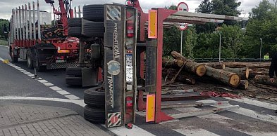 Skoki: Przewróciła się naczepa z drewnem