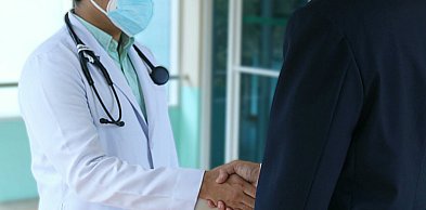 O zarobkach lekarzy, czyli nie wylewajmy medyków z kąpielą