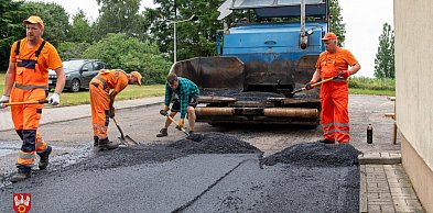 W DPS w Rzadkowie kładą nową nawierzchnię