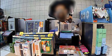 A to cwaniak! Zobaczcie, jak oszukiwał płacąc za zakupy-43597