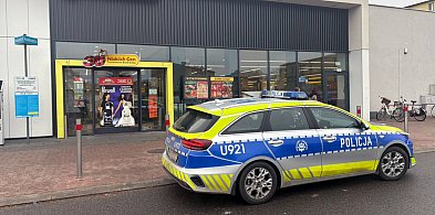 Usłyszał nowinę, więc musiał się napić już w sklepie-44681