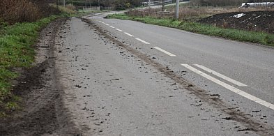 Jedziesz przez Miasteczko-Huby? Noga z gazu! Sypie glutami błota!-45198