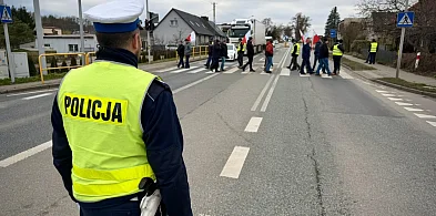W Kosztowie rolnicy blokują drogę-45522