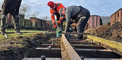 Idzie zima, a na wąskich torach upał! Tak wre robota!-45735