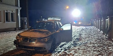 BMW wjechało słup energetyczny. Bo było ślisko!