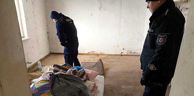 Leżał na gołej podłodze przykryty starym dywanem