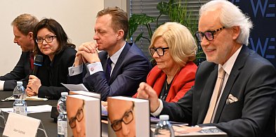 Senator Szejnfeld: "Dzieci nie kupi się w sklepie". A może bykowe pomoże?