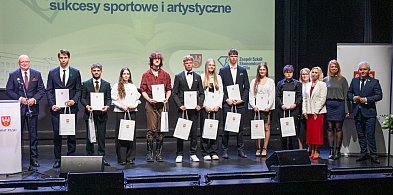 Maturzyści pożegnali rok szkolny. Starosta wręczył stypendia