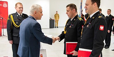 Starosta uhonorował dwóch strażaków, którzy rzucili się-44696