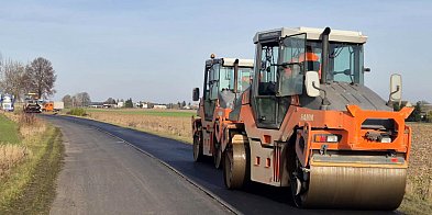 Kładą nowy asfalt na drodze Witrogoszcz - Luchowo-44777