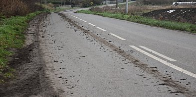 Jedziesz przez Miasteczko-Huby? Sypie błotem!-45198