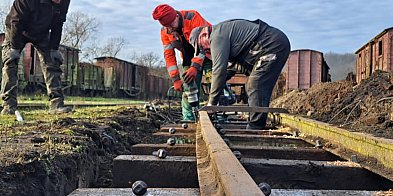 Idzie zima, a na wąskich torach upał! Tak wre robota!-45735