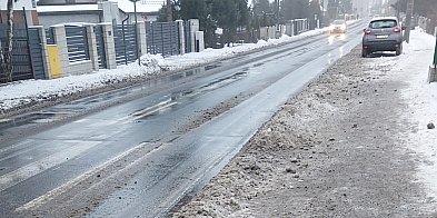 Breja z drogi na chodniku