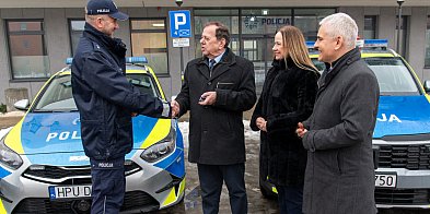 Przekazano trzy nowe radiowozy
