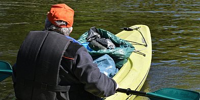 Spłyną 7 kilometrów Gwdą, sprzątając brzegi rzeki
