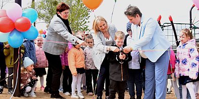 Kolorowy i bezpieczny. Zacharzyn ma piękny plac zabaw!