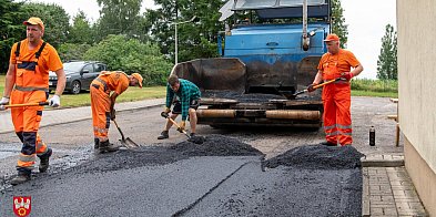 W DPS w Rzadkowie kładą nową nawierzchnię