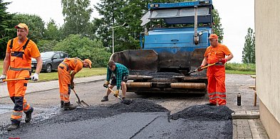 W DPS w Rzadkowie kładą nową nawierzchnię