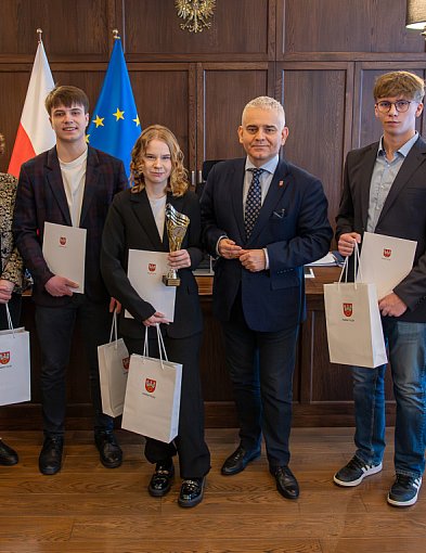 Młodzież z pasjami u starosty pilskiego. "Macie znakomitego nauczyciela!"