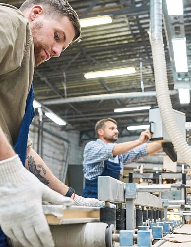 Praca na produkcji od środka – czego się spodziewać i dla kogo to dobry wybór?