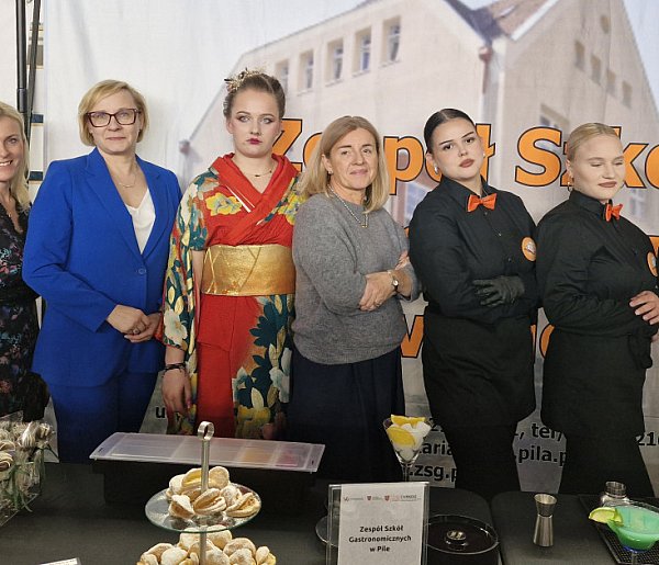 Koktajl 0% i słodkie lollipops. Gastronomik na Nocy Zawodowców-43624