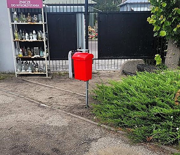 Widzisz taki pojemnik na cmentarzu. Oto, do czego służy-44087