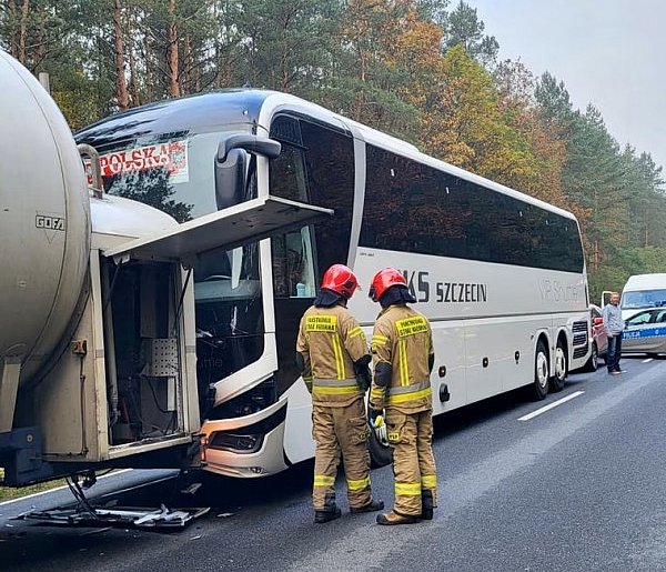 Autobus ze szkolną wycieczką wjechał w cysternę z gazem-44166
