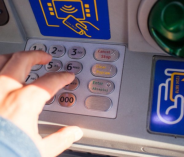 Z kont znikały pieniądze. Policja i bank badają ogólnopolski incydent-44264