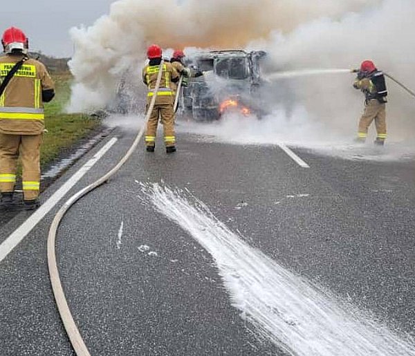 Tragiczny wypadek na "dziesiątce". Dwie osoby spłonęły żywcem w aucie-44297
