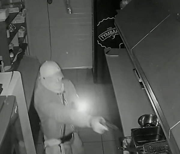 Łomem i siekierą wyłamywali drzwi, wyważali okna. Nie zauważyli kamery...-44420