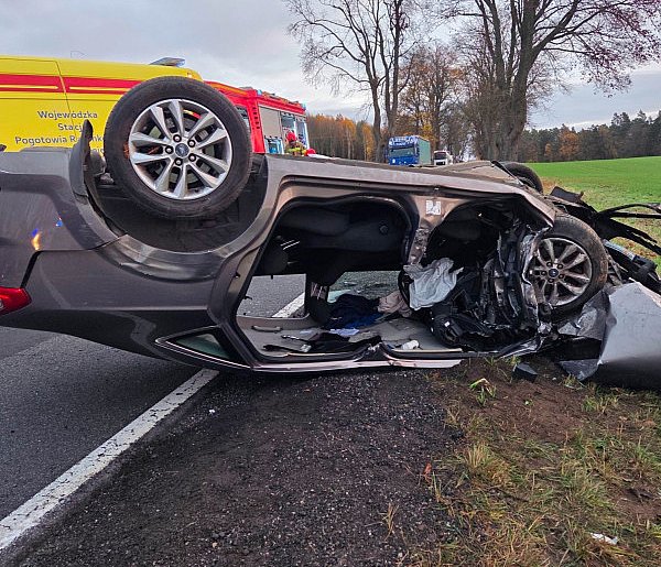 Zderzyły się trzy samochody. Jeden dachował-44510