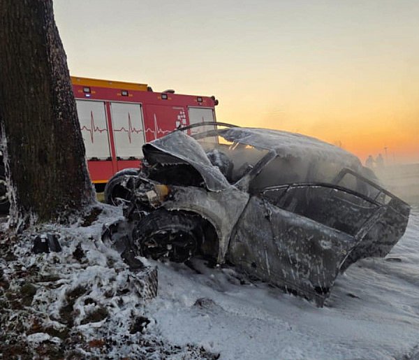 Samochód uderzył w drzewo i zapalił się-44612