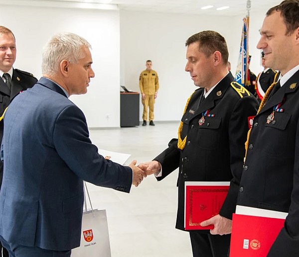 Starosta uhonorował dwóch strażaków, którzy rzucili się na pomoc ofiarom wypadku-44696