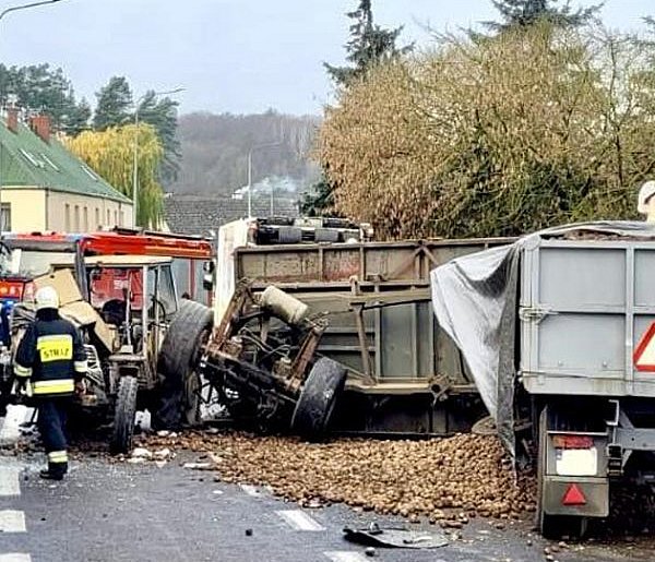 Traktor zderzył się z kilkoma pojazdami-44822