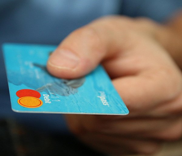 Fiskus skontroluje płatności kartą Polaków? Resort zabiera głos-44951