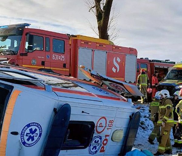 Wypadek karetki pogotowia. Nie żyje kierowca-45150