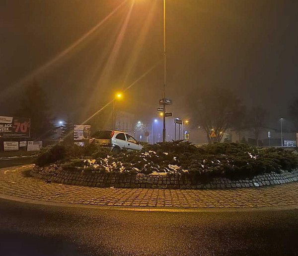 Nie opanował auta i „zaparkował” na nasypie ronda-45240
