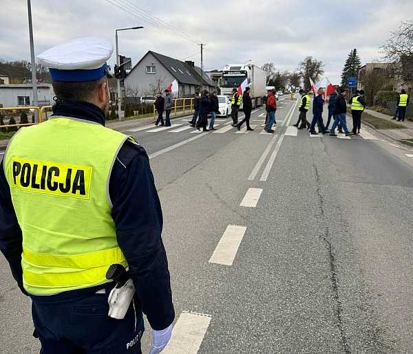 W Kosztowie rolnicy blokują drogę-45522