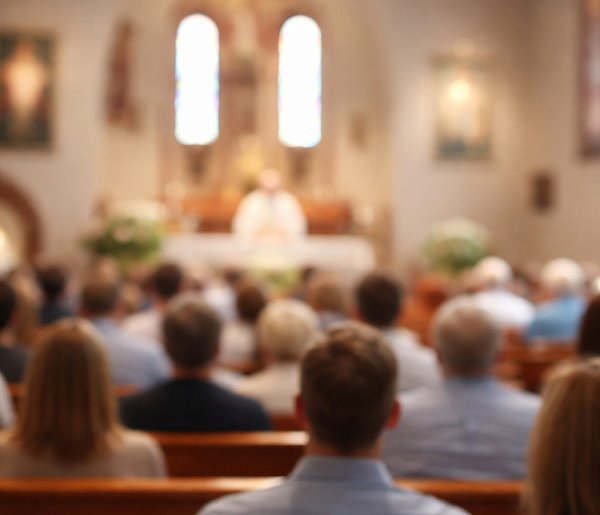 Ilu Polaków naprawdę chodzi do kościoła? Jedna statystyka szokuje-45634