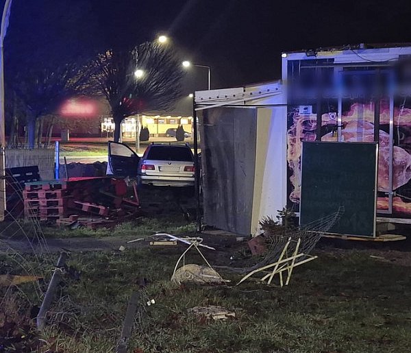 2 promile w BMW. Wjechał w kurczaki z rożna-45666