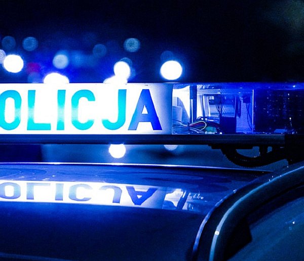 Ciężarówka wjechała w drzewo-46018