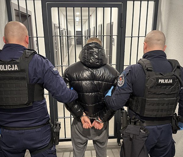 Nagrali film, jak bił 19-latka belką