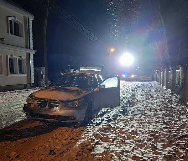 BMW wjechało słup energetyczny. Bo było slisko!
